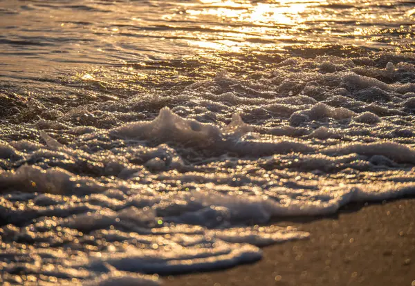 波のスプラッシュ海のビーチマクロ日の出を閉じる — ストック写真