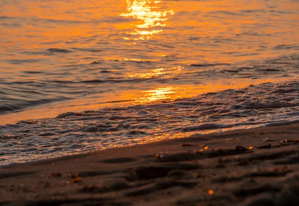 Dalgalar Deniz Kıyısına Vuruyor Makro Güneş Doğuşunu Kapatıyor — Stok fotoğraf