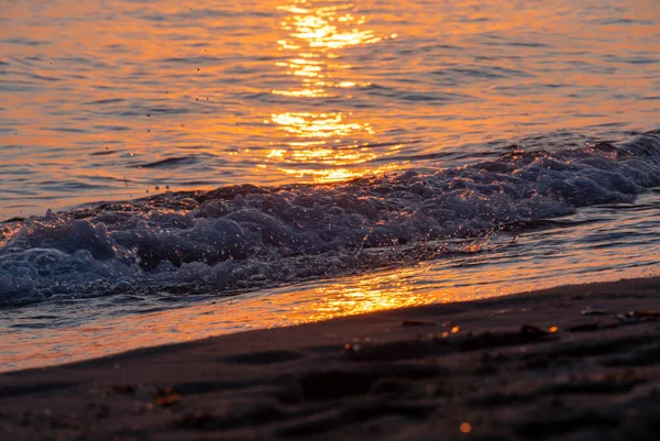 Dalgalar Deniz Kıyısına Vuruyor Makro Güneş Doğuşunu Kapatıyor — Stok fotoğraf