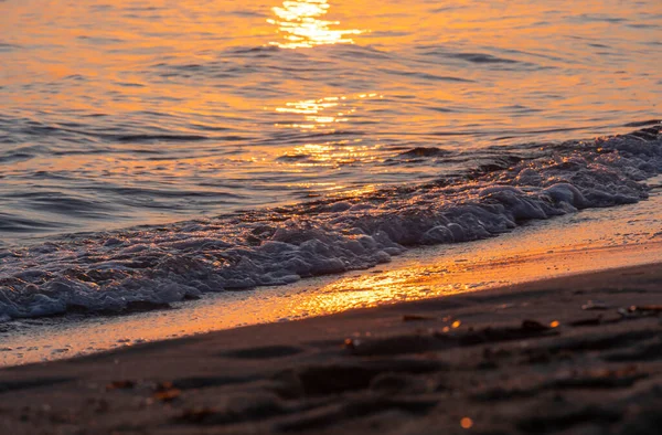 Dalgalar Deniz Kıyısına Vuruyor Makro Güneş Doğuşunu Kapatıyor — Stok fotoğraf