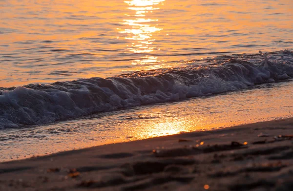 Dalgalar Deniz Kıyısına Vuruyor Makro Güneş Doğuşunu Kapatıyor — Stok fotoğraf