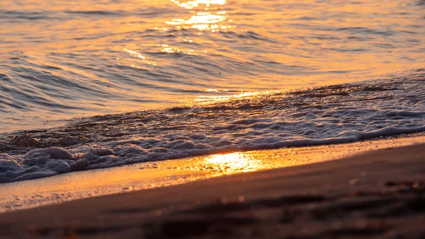 Dalgalar Deniz Kıyısına Vuruyor Makro Güneş Doğuşunu Kapatıyor — Stok fotoğraf