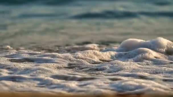 Onda de praia macro câmera lenta — Vídeo de Stock