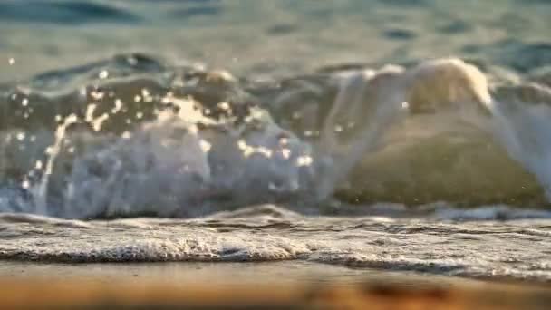 Ola de playa macro cámara lenta — Vídeo de stock