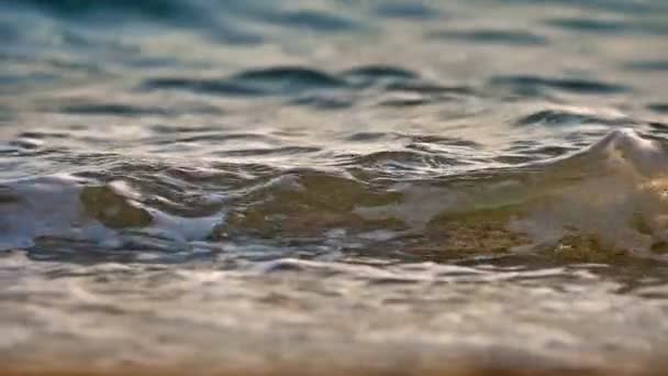 Onda de praia macro câmera lenta — Vídeo de Stock