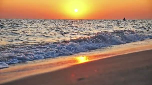 Ola de playa salpicando macro en puesta de sol — Vídeos de Stock