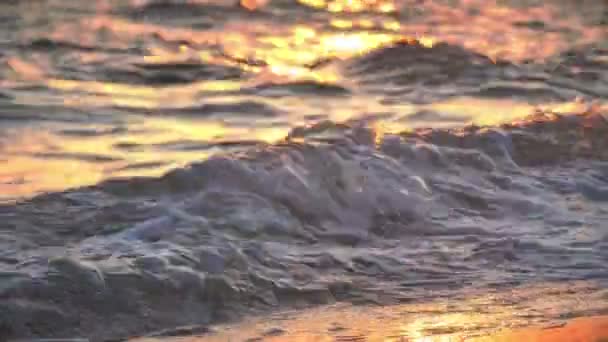 Ola de playa salpicando macro en puesta de sol 4k — Vídeos de Stock