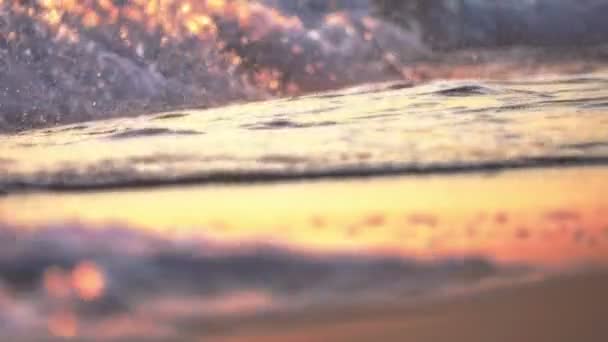 Ola de playa salpicando macro en puesta de sol 4k — Vídeos de Stock