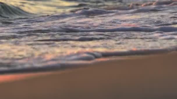 Spiaggia onda spruzzi macro al tramonto 4k — Video Stock