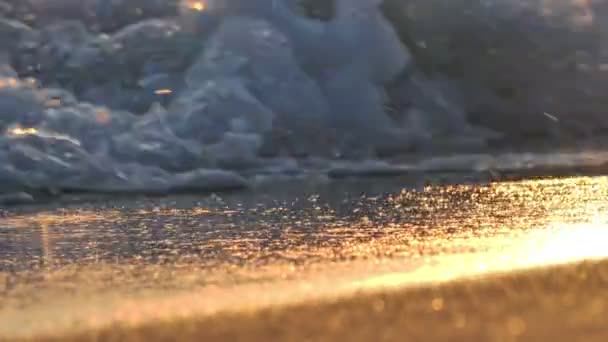 Plage vague éclaboussures macro au coucher du soleil 4k — Video