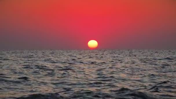 Grand coucher de soleil sur la mer, ciel rouge au ralenti 4k — Video