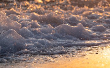 Dalgalar deniz kıyısı makrosu sıçratıyor. Yaklaş.