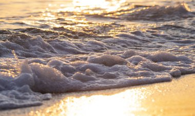 Dalgalar deniz kıyısı makrosu sıçratıyor. Yaklaş.