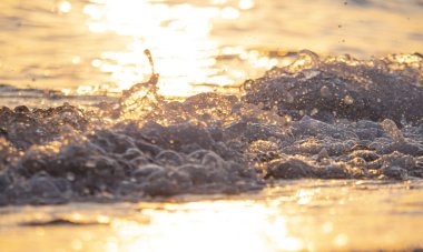 Dalgalar deniz kıyısı makrosu sıçratıyor. Yaklaş.