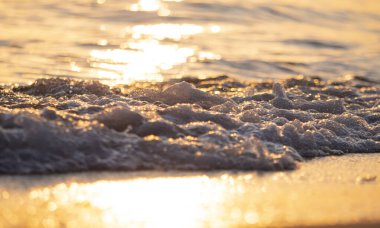 Dalgalar deniz kıyısı makrosu sıçratıyor. Yaklaş.