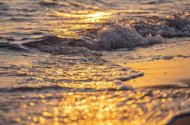 Dalgalar deniz kıyısı makrosu sıçratıyor. Yaklaş.