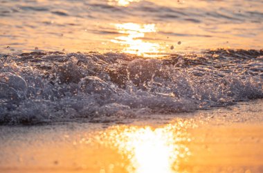 Dalgalar deniz kıyısı makrosu sıçratıyor. Yaklaş.