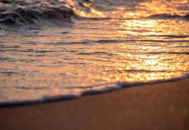 Dalgalar deniz kıyısı makrosu sıçratıyor. Yaklaş.