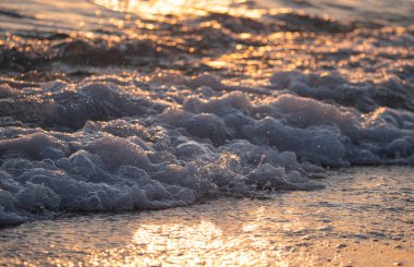 Dalgalar deniz kıyısı makrosu sıçratıyor. Yaklaş.
