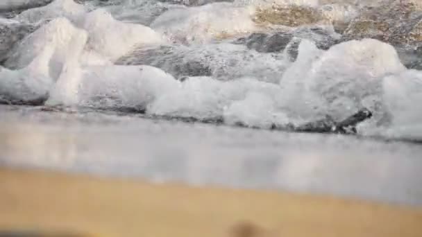 Plaj dalgası makro yavaş çekim — Stok video