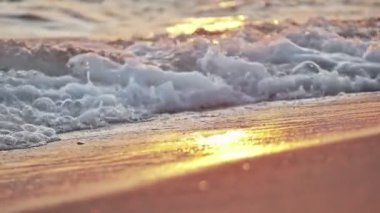 Gün batımında plaj dalgası sıçrayan makro