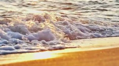 Gün batımında plaj dalgası sıçrayan makro