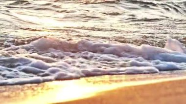 Gün batımında plaj dalgası sıçrayan makro