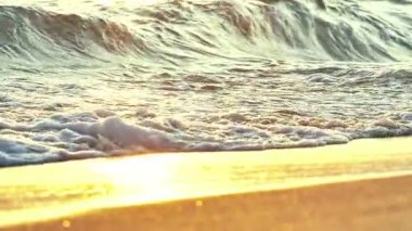 Gün batımında plaj dalgası sıçrayan makro