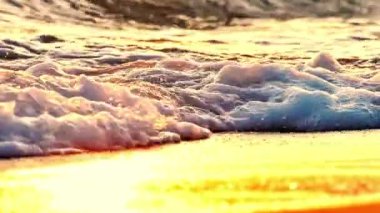 Gün batımında plaj dalgası sıçrayan makro