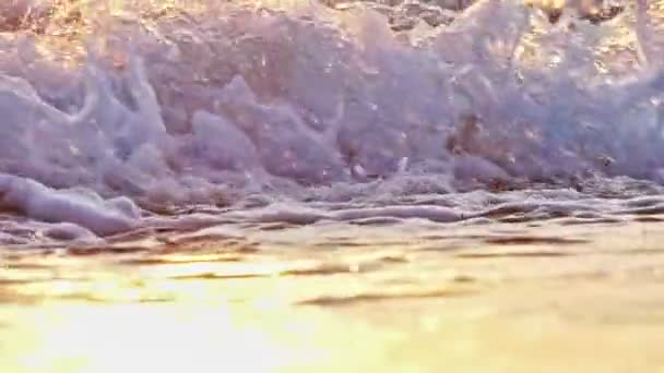 Fala plażowa rozbryzga makro o zachodzie słońca — Wideo stockowe