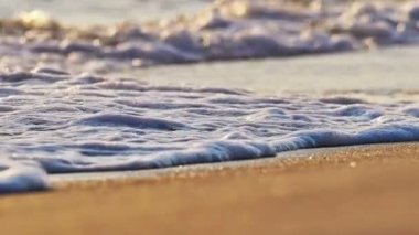 Gün batımında plaj dalgası sıçrayan makro