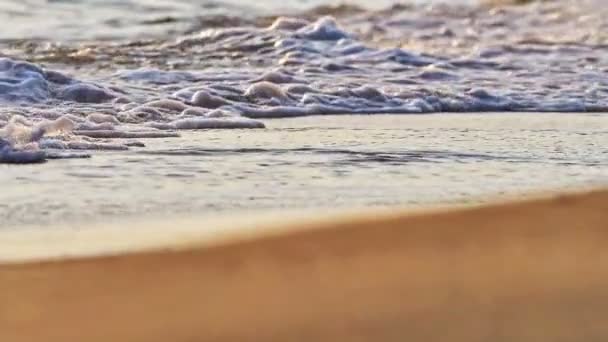 Ola de playa salpicando macro en puesta de sol — Vídeos de Stock