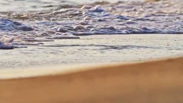 Ola de playa salpicando macro en puesta de sol — Vídeo de stock