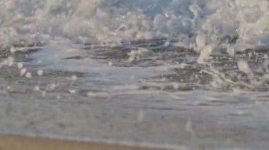 Sahil dalgası makro ağır çekim 4k