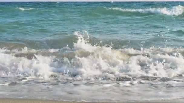 Ola de playa macro cámara lenta 4k — Vídeo de stock