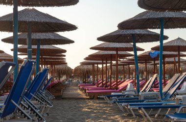 Şemsiyeli plaj ve turistsiz güneşlik.