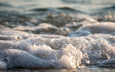 Dalgalar deniz kıyısı makrosu sıçratıyor. Yaklaş.