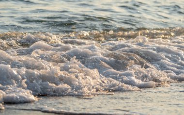 Dalgalar deniz kıyısı makrosu sıçratıyor. Yaklaş.
