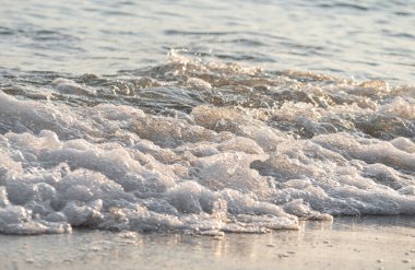 Dalgalar deniz kıyısı makrosu sıçratıyor. Yaklaş.