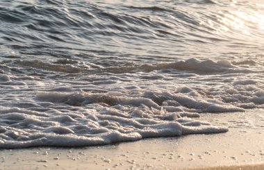 Dalgalar deniz kıyısı makrosu sıçratıyor. Yaklaş.