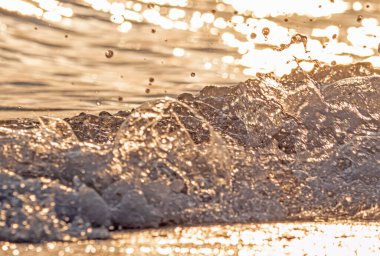 Dalgalar deniz kıyısı makrosu sıçratıyor. Yaklaş.