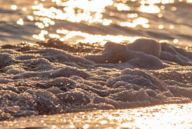 Dalgalar deniz kıyısı makrosu sıçratıyor. Yaklaş.