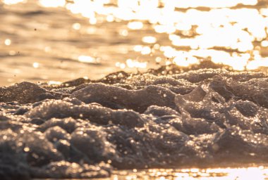 Dalgalar deniz kıyısı makrosu sıçratıyor. Yaklaş.