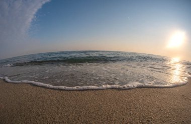 Dalgalar deniz kıyısındaki makroyu vuruyor.