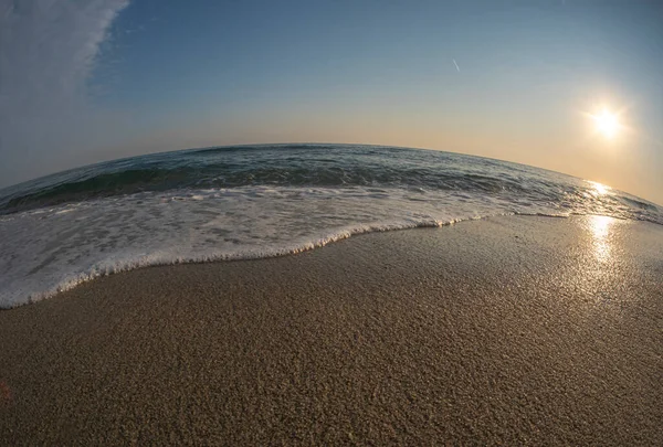 Dalgalar deniz kıyısındaki makroyu vuruyor.