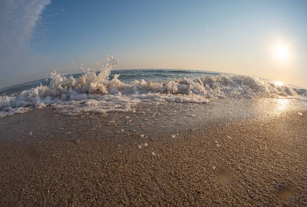 Dalgalar deniz kıyısındaki makroyu vuruyor.
