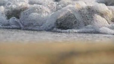Gün batımında plaj dalgası sıçrayan makro