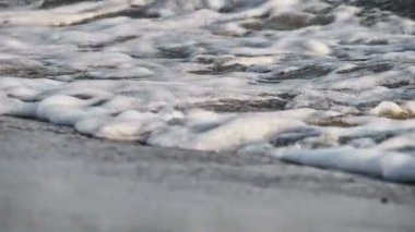 Gün batımında plaj dalgası sıçrayan makro
