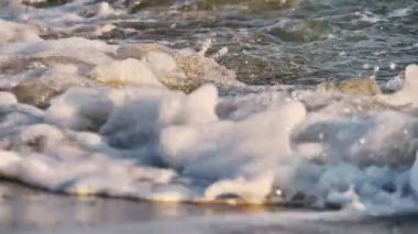 Gün batımında plaj dalgası sıçrayan makro