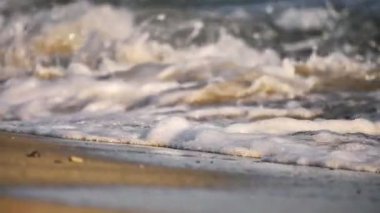 Gün batımında plaj dalgası sıçrayan makro